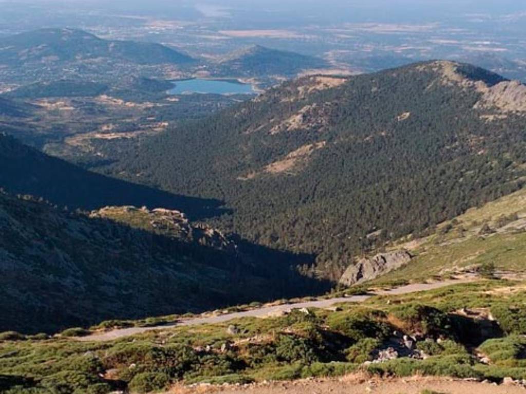 Montañas sin nieve de la estación de Navacerrada