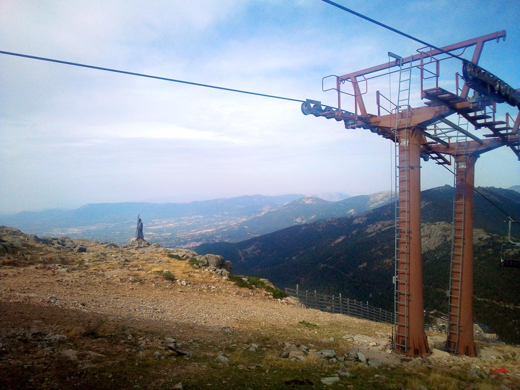 Postes del telesilla de la estación de Navacerrada
