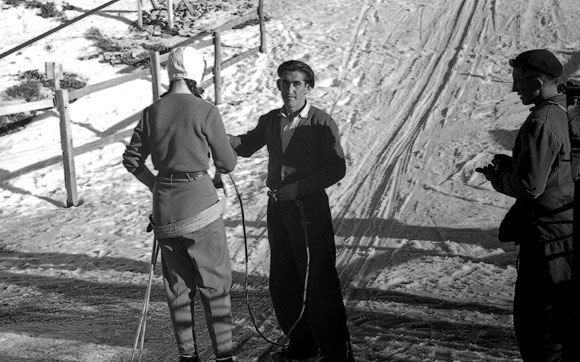 Imagen antigua de esquiadores y personal de trabajo de la estación de Navacerrada