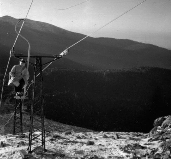 Imagen antigua en blanco y negro de la estación de Navacerrada