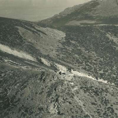 Imagen antigua en blanco y negro de las montañas de la estación de Navacerrada