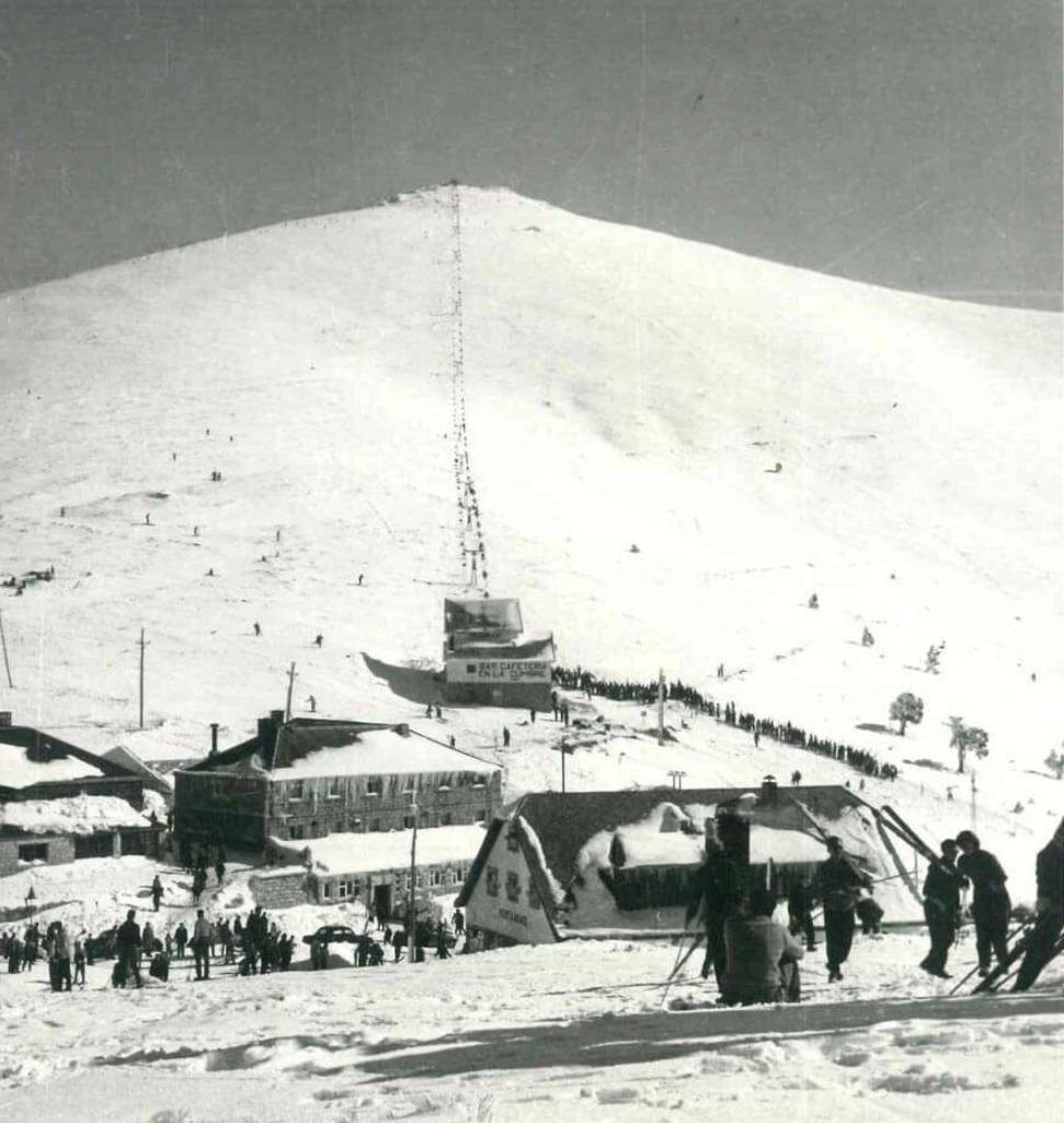 Imagen antigua en blanco y negro de las pistas de la estación de Navacerrada