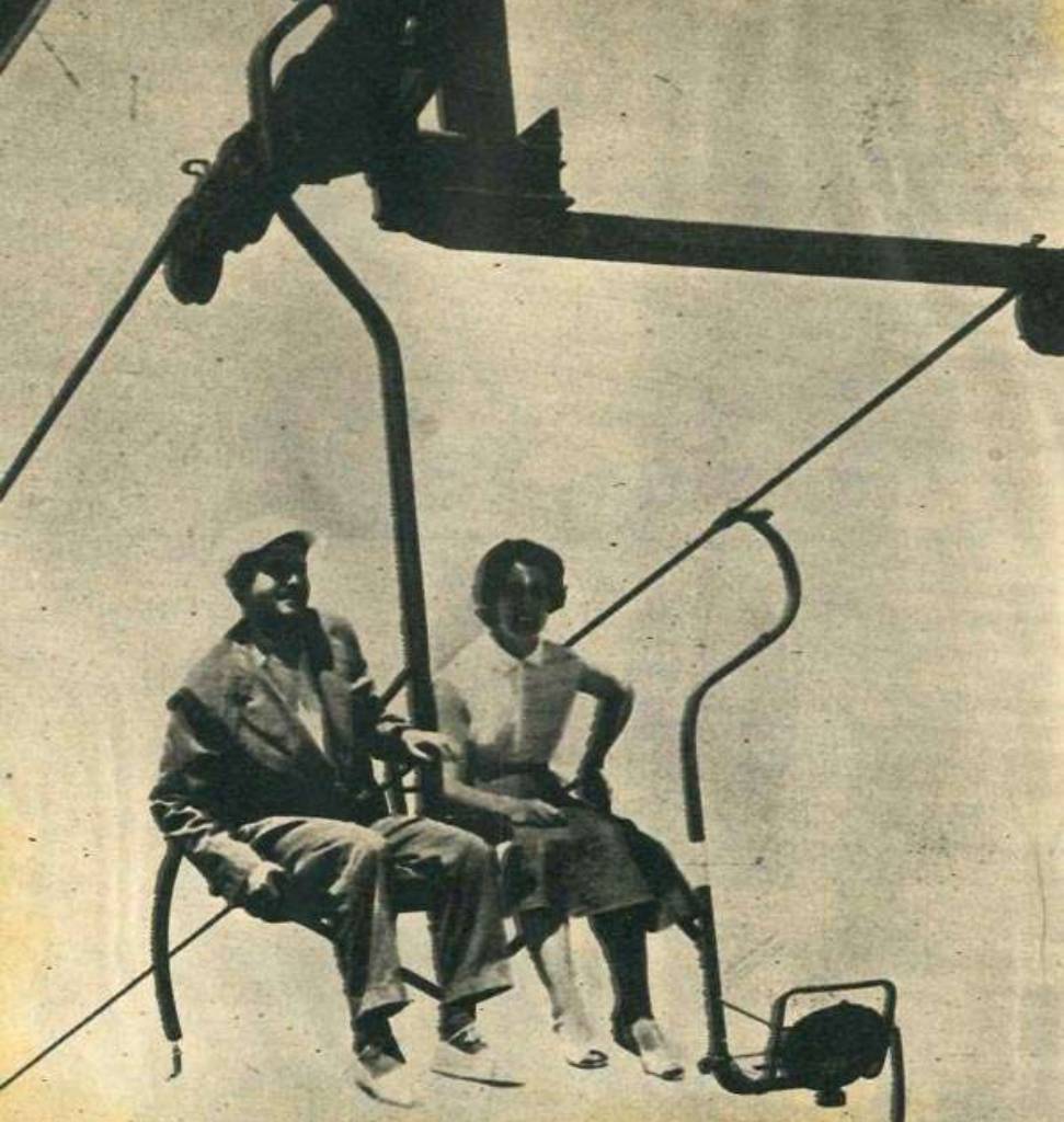Imagen antigua en blanco y negro de un telesilla de la estación de Navacerrada