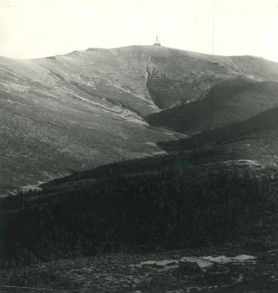 Imagen antigua en blanco y negro de las montañas de la estación de Navacerrada