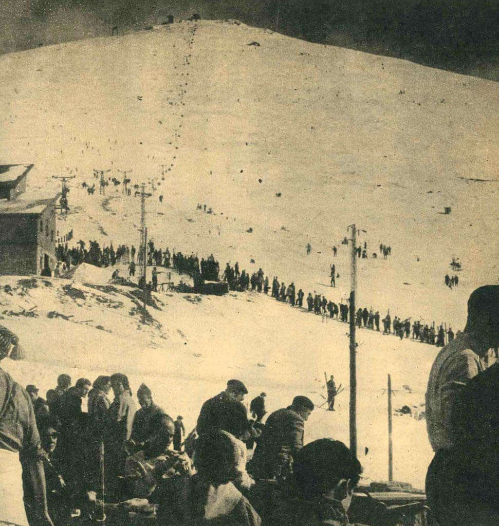 Imagen antigua en blanco y negro de una pista de la estación de Navacerrada