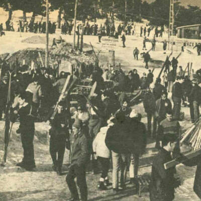 Imagen antigua en blanco y negro de usuarios de la estación de Navacerrada