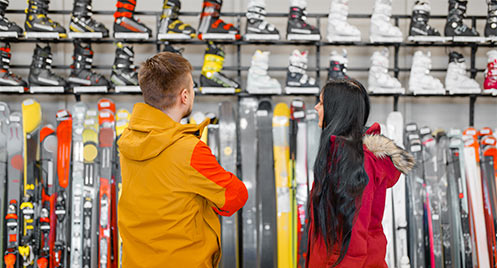 Jovenes alquilando material de esqui